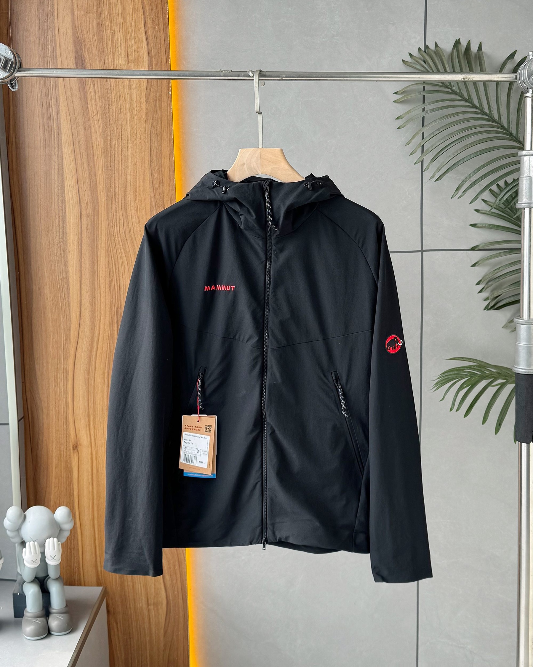 現貨新款！猛獁象Macun 2.0 春夏風殼夾克。
顏色：黑色
尺碼：S—XXL
      Mammut猛獁象的紅標Macun算是該品牌最經典熱門的款之一。市場上也有各種不同版本的貨，比如加絨的，普通面料……都是不對的。
      真正的Macun 2.0是春夏的輕薄款，只比皮膚風衣略厚實，打包體積小，可輕鬆收納進背包里。非常方便實用！
      並且這款是簡約AF亞洲版型設計，更適合中國人身材。經典Mammut刺繡紅標也彰顯品牌形象。
Features
-採用Mammut SOFtec