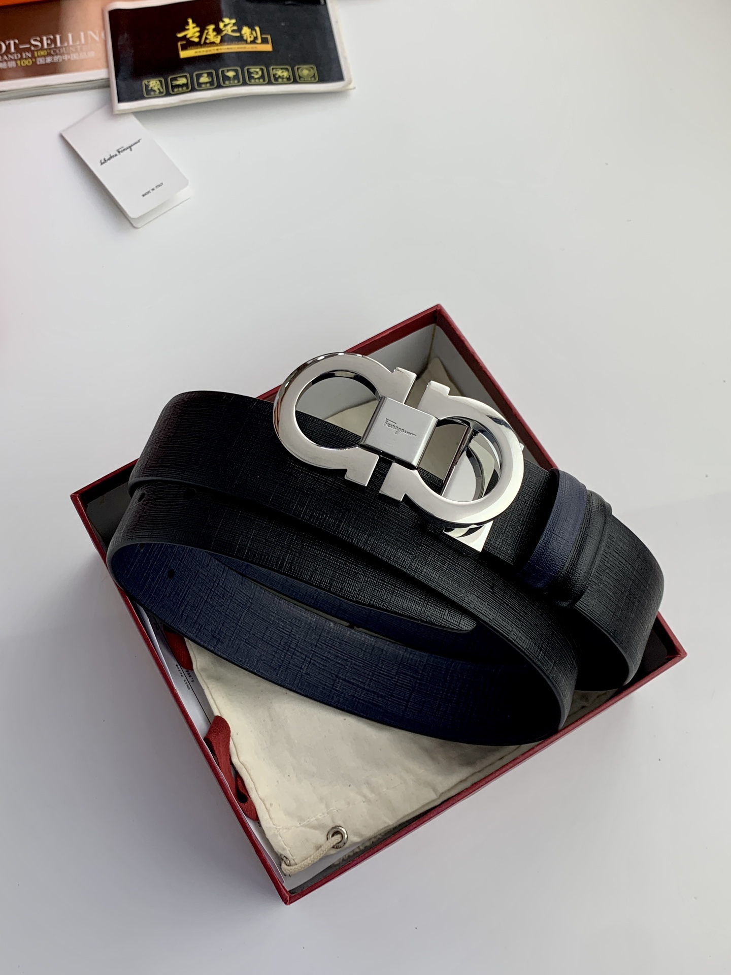 〖F家〗這款皮帶採用雙面小牛皮，搭配純銅八字扣，打造高雅考究的造型。寬3.5cm，長度可調節，達到量身定制般的修身效果。