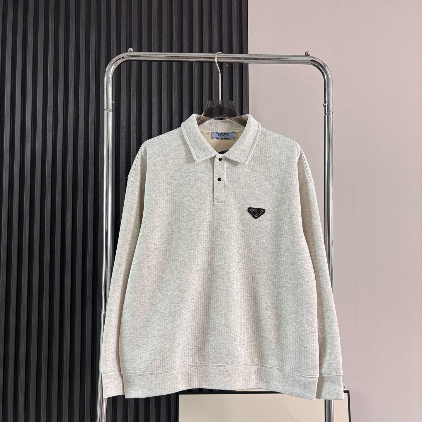 Prada普拉達日系翻領長袖衛衣
原相機📷實拍 質感看得見
水洗做舊工藝，質地軟軟糯糯有質感
版型寬松 遮肉顯瘦 不挑身材
斜紋肌理感泡泡TR優質面料
紋路清晰自然 觸感軟糯舒適 
男女皆可穿可當情侶裝！
質量放心入手不亂吹品質值得信賴

顏色：花灰  黑色  紫灰色
尺碼：M-2XL

尺碼    M     L     XL    XXL   
衣長    69    71    73     75   
胸圍    116  120   124  128
袖長    55    56