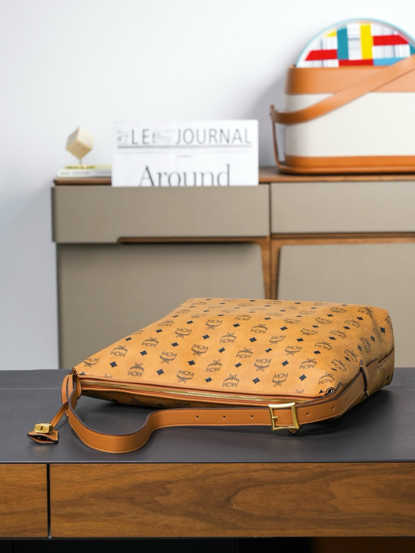 ®新品上市®官網同步
𝙈𝘾𝙈 𝘼𝙧𝙚𝙣 𝙃𝙤𝙗𝙤🆕新款
乾邑色大號#肩背包

·CP獨家出品｜乾邑色
這款Visetos Hobo包採用可調節皮革肩帶設計，並飾有帶掛鎖的皮革吊牌。
這款單品對經典的休閒款式進行了現代風的全新演繹，在柔軟與挺闊之間取得了理想的平衡。這款大號Aren Hobo肩背包採用了傳統MCM行李箱的設計元素，包括一個可拆卸皮革吊牌及雕花Logo掛鎖，達到錦上添花的效果。
