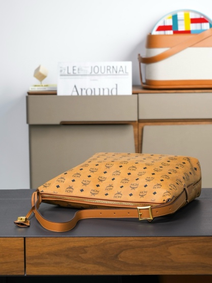 ®新品上市®官網同步
𝙈𝘾𝙈 𝘼𝙧𝙚𝙣 𝙃𝙤𝙗𝙤🆕新款
乾邑色大號#肩背包

·CP獨家出品｜乾邑色
這款Visetos Hobo包採用可調節皮革肩帶設計，並飾有帶掛鎖的皮革吊牌。
這款單品對經典的休閒款式進行了現代風的全新演繹，在柔軟與挺闊之間取得了理想的平衡。這款大號Aren Hobo肩背包採用了傳統MCM行李箱的設計元素，包括一個可拆卸皮革吊牌及雕花Logo掛鎖，達到錦上添花的效果。
