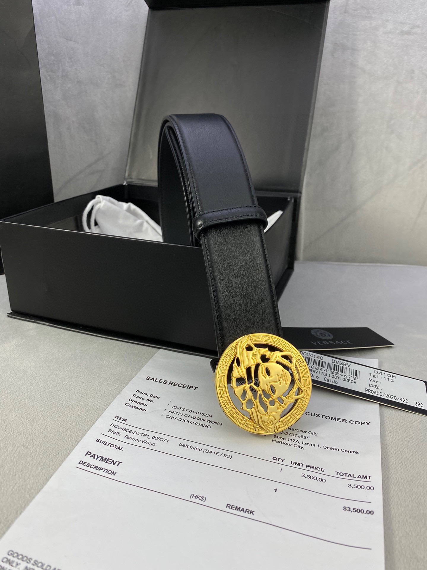 寬度3.8cm VERSACE（範思哲）此款平面皮帶採用小牛皮製成，配有一枚真空電鍍美杜莎頭像腰帶扣，採用穿孔閉合。