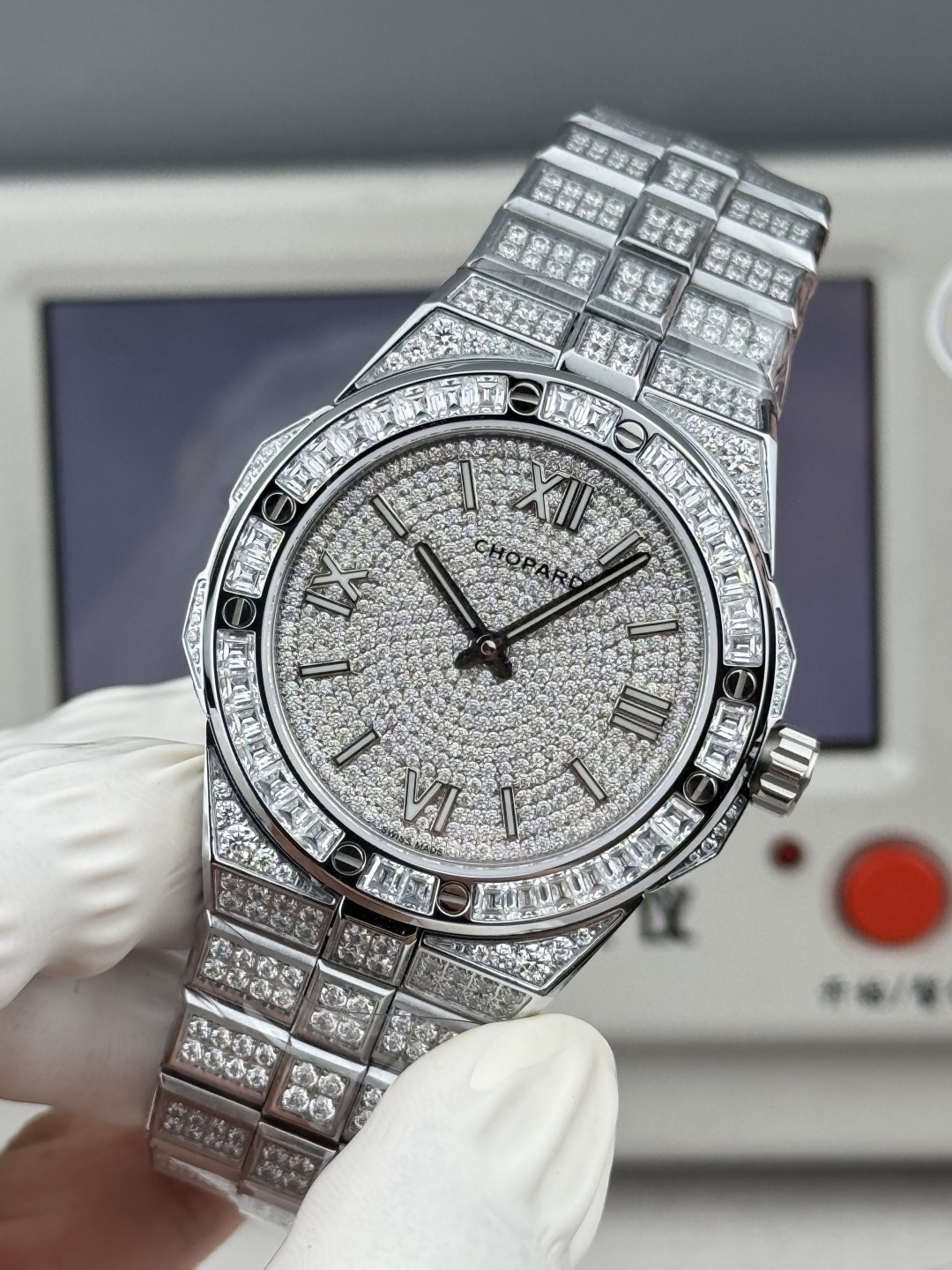 Factory 獨家力作👍
蕭邦AlpineEagle雪山傲翼系列
🌈彩T鑽🌟變色龍🦎滿天星✨限量款及隱藏款首推
如炬目光，比擬暗夜星芒⛰️於山川湖海間🌊洞見紳士願景與磅礡未來👔
尺寸：原裝一致41mmX9.7mm
機芯：9015改Chopard 01.01-c
錶鏈：獨家原版開模金磚型鏈節一體式錶鏈
岩石紋錶盤，鍍銠羅馬數字，時針及分針時標均覆以Super-LumiNova® X1級螢光塗層
致獻當代“雄鷹”，志存高遠之人在日常生活中超邁群倫，其視野啓迪人心、昇華情志。憑借遠見和決心，