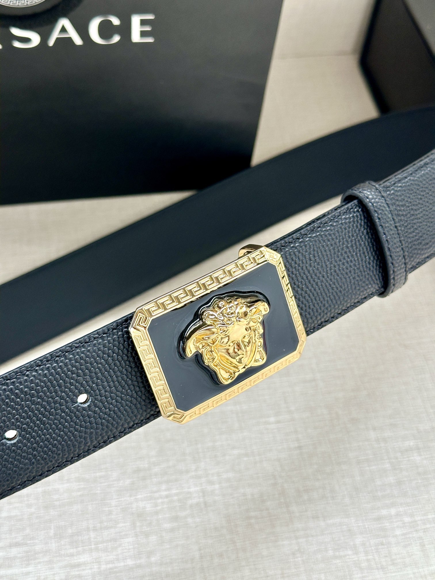 寬度4.0cm VERSACE （範思哲）此款柔軟的皮帶飾3D美杜莎腰帶扣，可搭配正裝或休閒牛仔裝。