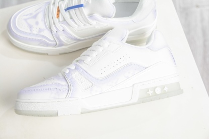 Louis Vuitton Trainer 系列板鞋 
Size：36 37 38 39 40 41 42 43 44 45 (偏大一碼）