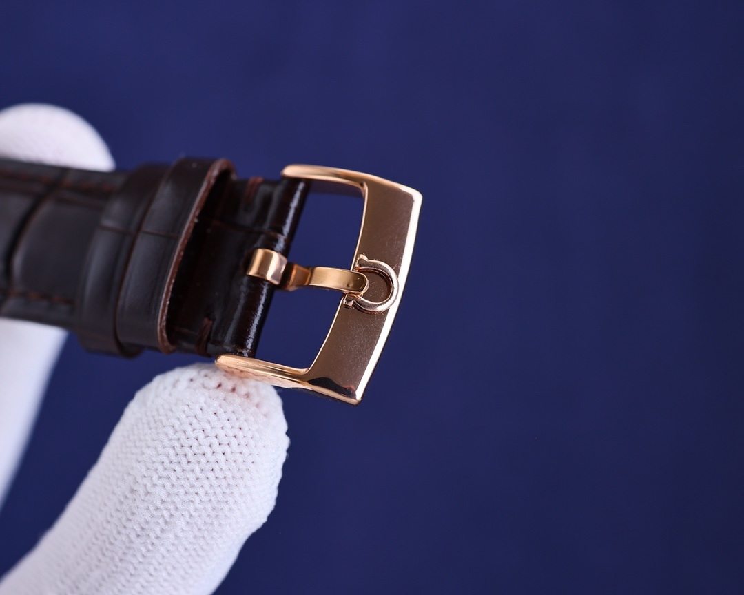 
玫瑰][玫瑰]20223【OMEGA】新款推薦，蝶飛系列＂升級版＂，機芯型號為ETA2824-6機芯（6位真日曆與24小時星辰功能） 質量穩定，尺寸40mm，厚度1.1mm.表殼為316L全鋼鍍納米鉑金表技術，更彰顯高貴大氣，錶帶搭配意大利頭層小皮，是你佩戴裝飾不二選擇。實物更高大上，期待你的品鑒[抱拳]送禮自戴精品！[勝利]高端品質，匠心獨具！大廠品質！歡迎轉載！