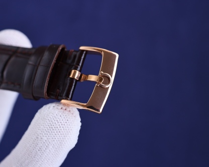 
玫瑰][玫瑰]20223【OMEGA】新款推薦，蝶飛系列＂升級版＂，機芯型號為ETA2824-6機芯（6位真日曆與24小時星辰功能） 質量穩定，尺寸40mm，厚度1.1mm.表殼為316L全鋼鍍納米鉑金表技術，更彰顯高貴大氣，錶帶搭配意大利頭層小皮，是你佩戴裝飾不二選擇。實物更高大上，期待你的品鑒[抱拳]送禮自戴精品！[勝利]高端品質，匠心獨具！大廠品質！歡迎轉載！