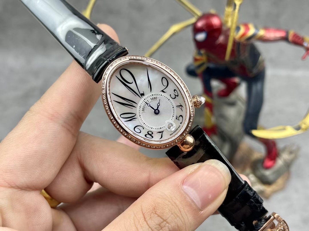 [玫瑰][玫瑰]最強 升級版 頂級 復刻女款 寶璣那不勒斯皇后系列，
【表殼】腕表尺寸分別為中號36.5x28.5毫米 
鵝卵形表殼高雅大氣，表殼外緣飾有錢幣紋。表圈和表殼周圍鑲嵌共117顆施華洛水晶（約0.99克拉）。表冠處鑲有一顆梨形晶石（約0.26克拉）
【精彩細節】
1.與原裝吻合，在表殼背部均打有貴金屬標識，效果清晰工整，彰顯腕表檔次。2.穹面玻璃，從側面看不僅有魚眼效果，還能折射鑽石帶來的璀璨光芒，更顯腕表高貴血統。
3.為了達到原裝K金質量的手感，調試了表殼內部結構的配重，做到重量與原版如出