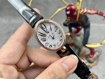 [玫瑰][玫瑰]最強 升級版 頂級 復刻女款 寶璣那不勒斯皇后系列，
【表殼】腕表尺寸分別為中號36.5x28.5毫米 
鵝卵形表殼高雅大氣，表殼外緣飾有錢幣紋。表圈和表殼周圍鑲嵌共117顆施華洛水晶（約0.99克拉）。表冠處鑲有一顆梨形晶石（約0.26克拉）
【精彩細節】
1.與原裝吻合，在表殼背部均打有貴金屬標識，效果清晰工整，彰顯腕表檔次。2.穹面玻璃，從側面看不僅有魚眼效果，還能折射鑽石帶來的璀璨光芒，更顯腕表高貴血統。
3.為了達到原裝K金質量的手感，調試了表殼內部結構的配重，做到重量與原版如出