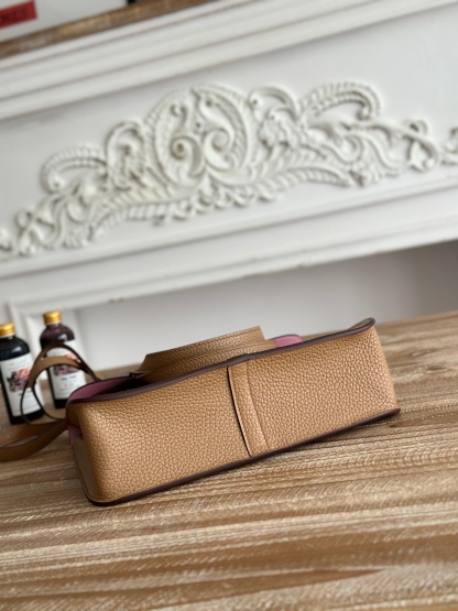 馬蹄包  半手工蠟線	Halzan	
 能滿足各種背法的!!
①手拎包②斜挎包③單肩包④手拿包
togo皮、五金細緻到油邊 無處不精緻√ 
尺寸：25cm