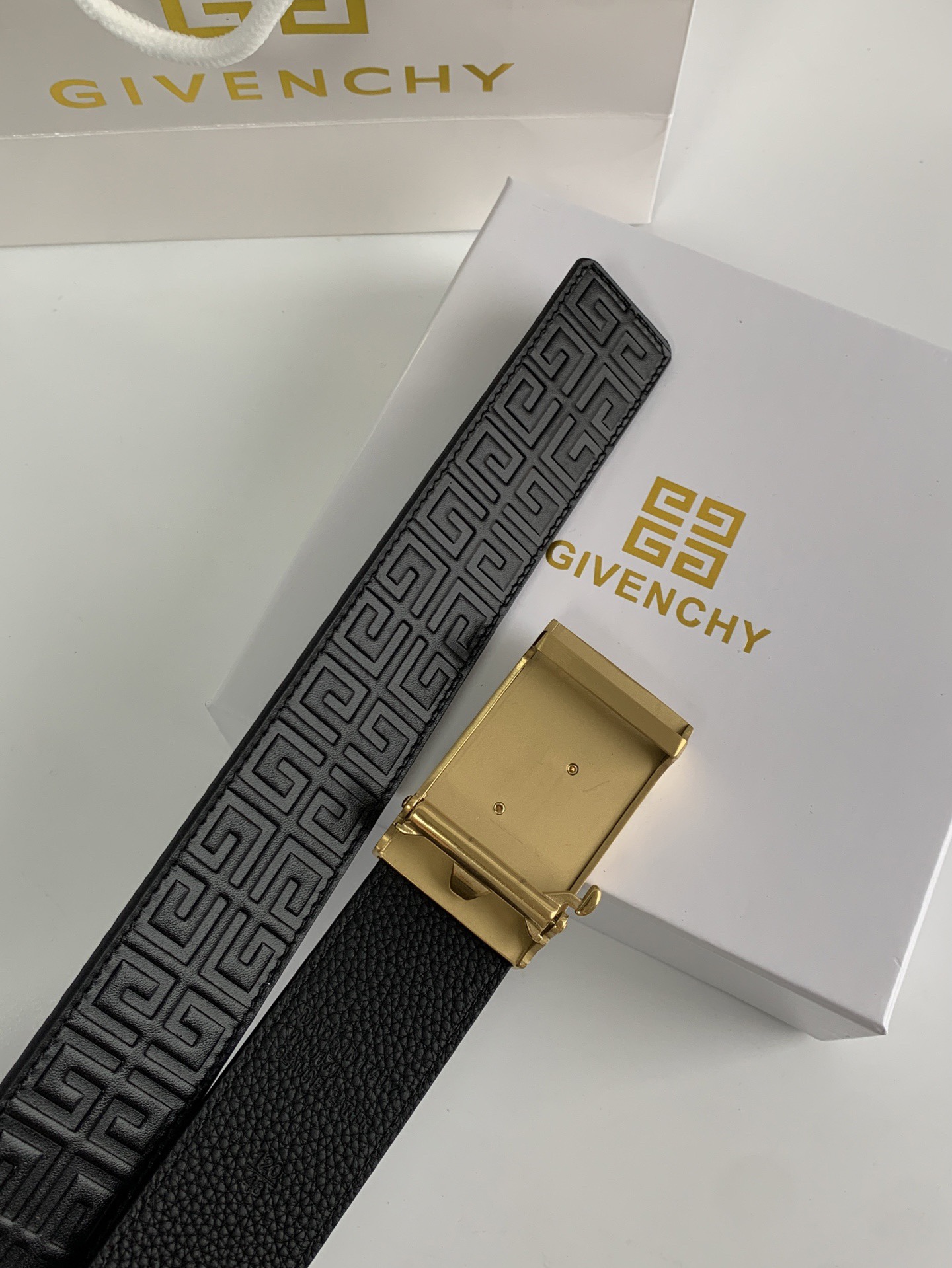 【紀梵希】新款男士 頭層小牛皮黑色壓花腰帶，內襯荔枝紋底，寬38毫米.搭配不鏽鋼經典4G自動扣.商務服裝造型的完美搭配。永恆經典！