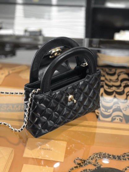 新品到貨🆕𝗖𝗵𝗮𝗻𝗲𝟭 𝟐𝟓𝐂
𝗞𝗲𝗹𝗹𝘆 手提鏈條包大號 黑色
售價𝟥𝟧𝟨𝟢𝟢𝗋𝗆𝖻購入開發〰️

全網最熱🔥𝟤𝟦𝖯 𝗄𝖾𝗅𝗅𝗒手提袋
叱吒整個秀場，簡直美絕了〰️
簡約又復古的小手提很靈魂很舒適。
又乖又耐看，實在絕對愛不釋手❕

五金：厚鍍𝟤𝟦𝗄復古金
皮料：𝖵𝖾𝗅𝗂𝖾𝗋𝗊亮面小牛皮
尺寸： 𝟣𝟥*𝟣𝟫*𝟩 𝖼𝗆
4416