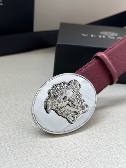 寬度：4.0cm （範思哲） 此款橢圓五金配件、腰帶飾有標誌性的Versace美杜莎頭像扣，彰顯品牌格調。是一款精美的衣櫥必備單品。
