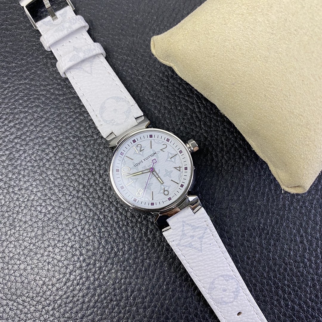 LV工廠超神之作，LV——TAMBOUR SLIM全系列陸續空降市場！致敬原廠 完成使命！【三大超級亮點】腕表尺寸34mm1.錶盤的填油細膩，印刷立體，刻度鑲嵌工整，個個精品無瑕。2.藍寶水晶通透感極佳，與殼體銜接完美。3.表殼打磨呈現瑞士一線品牌高級質感。【兩大必買理由】1.錶帶採用ECCO Leather皮料供應商——手工縫製！還原正品按鍵式快拆設計，方便快捷。2.2020年最具性價比腕表——採用瑞士石英機芯，做工翻倍無返修，不但是送禮佳品，更是自留神器！