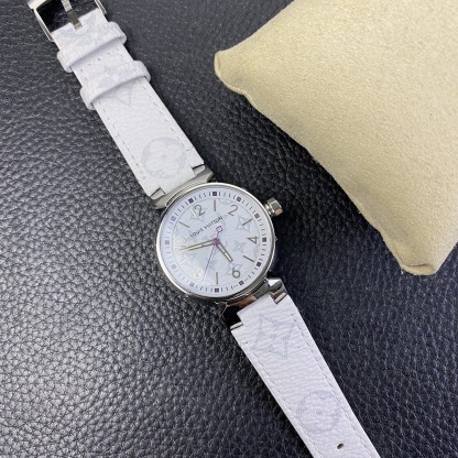 LV工廠超神之作，LV——TAMBOUR SLIM全系列陸續空降市場！致敬原廠 完成使命！【三大超級亮點】腕表尺寸34mm1.錶盤的填油細膩，印刷立體，刻度鑲嵌工整，個個精品無瑕。2.藍寶水晶通透感極佳，與殼體銜接完美。3.表殼打磨呈現瑞士一線品牌高級質感。【兩大必買理由】1.錶帶採用ECCO Leather皮料供應商——手工縫製！還原正品按鍵式快拆設計，方便快捷。2.2020年最具性價比腕表——採用瑞士石英機芯，做工翻倍無返修，不但是送禮佳品，更是自留神器！