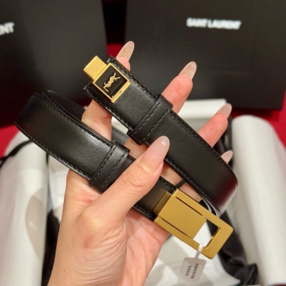 YSL頂級版復刻新寵腰帶
經典百搭款 搭配牛仔褲或者裙子都很好看 長短可調節 25mm寬 雙面進口小牛皮 精緻的真空鍍鈀搭扣飾有琺瑯字體效果
