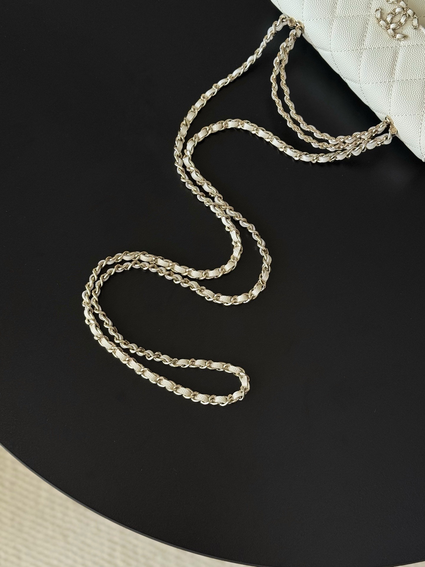 Chanel 25S 新款本季 最火的小球牛皮Kelly 手柄包
這顆絕對是黑馬
第一眼看到就深深愛上💕
顏值不必說 直接閉眼入不會錯
很好打理 也是百搭型
實現了單背斜挎腋下背手拎的效果📷
簡直就是福音〰️
很精緻 值得珍藏🔝

五金：全鋼18K淺金
皮料：獨家Haas小牛皮
尺寸：𝟏8*𝟏0*4.𝟓 𝚌𝚖
型號：AS3238