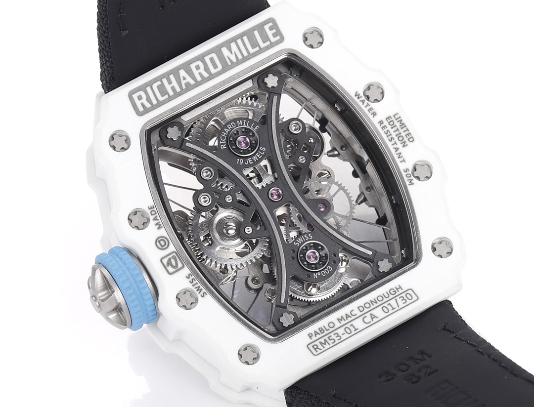 白色TPT石英纖維
【RICHARD MILLE】理查米爾RM53-01 將腕表設計與運動賽事相互結合，完美詮釋了賽場上的勇者堅定信念、頑強拼搏的精神。RM53-01以馬術運動為背景，採用多種高科技材料來抵御運動時帶來的強烈撞擊，從而保證不受破壞、正常運轉。高科技材質打造如同“護具”。“RM 53-01 PABLO MAC DONOUGH”的陀飛輪腕表，此款腕表除具備運動腕表的動感與活力外，還配備了堅固的TPT®碳纖維表殼、層壓藍寶石水晶表鏡以及固定機芯的懸浮式鋼索，有效的降低巨大衝擊、