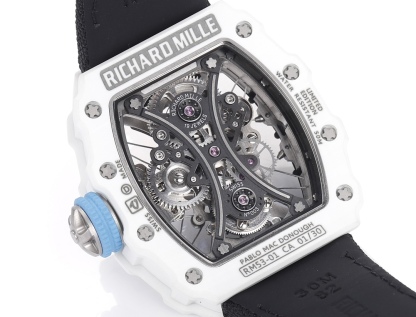 白色TPT石英纖維
【RICHARD MILLE】理查米爾RM53-01 將腕表設計與運動賽事相互結合，完美詮釋了賽場上的勇者堅定信念、頑強拼搏的精神。RM53-01以馬術運動為背景，採用多種高科技材料來抵御運動時帶來的強烈撞擊，從而保證不受破壞、正常運轉。高科技材質打造如同“護具”。“RM 53-01 PABLO MAC DONOUGH”的陀飛輪腕表，此款腕表除具備運動腕表的動感與活力外，還配備了堅固的TPT®碳纖維表殼、層壓藍寶石水晶表鏡以及固定機芯的懸浮式鋼索，有效的降低巨大衝擊、