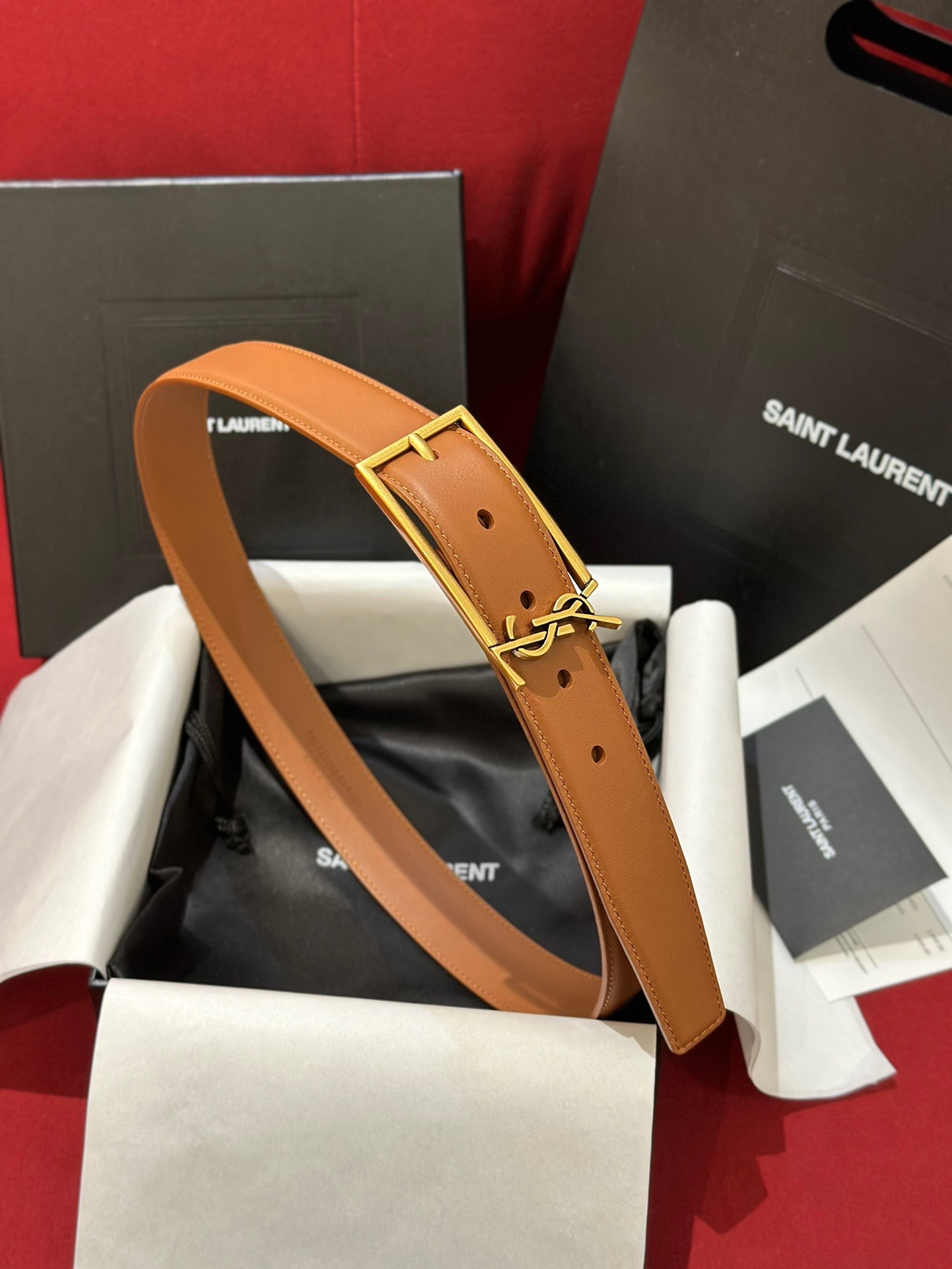 新款聖羅蘭 YSL
這款女款腰帶復古精工金屬扣將復古風與現代時尚相融合，呈現的恰到好處，時尚標配青睞有加，每針每一線都非常精緻，雙面頂級牛皮材質，搭配頂級黃銅針扣寬度3.0