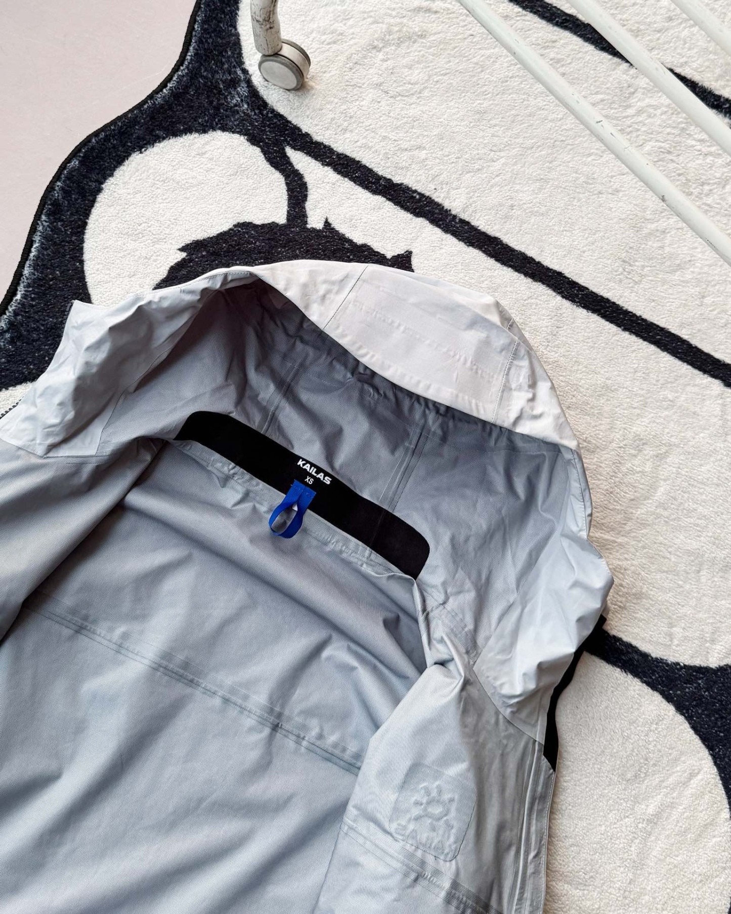 KAILAS凱樂石博格達衝鋒衣！防風防水透氣保溫，六色可選！面料採用與100D Gore-Tex Pro同級防護科技，人性化剪裁設計立體剪裁在肩部、肘部預留充足活動空間，背負重包時也不會束縛動作。風帽後側設有抽繩調節系統，暴雨時收緊可防止雨水糊臉；袖口採用鈎環固定，大幅活動時不易移位。透氣與輕量平衡腋下雙拉鍊設計能在運動時形成有效通風。整體重量控制得當，長途徒步不會造成負擔。可拆卸內膽：三合一設計最驚喜的是羽絨內膽
羽絨內膽特別輕便，保暖效果很好；可拆卸，很方便穿脫，拆掉羽絨內膽，就是一件風殼