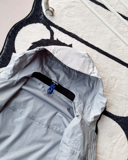 KAILAS凱樂石博格達衝鋒衣！防風防水透氣保溫，六色可選！面料採用與100D Gore-Tex Pro同級防護科技，人性化剪裁設計立體剪裁在肩部、肘部預留充足活動空間，背負重包時也不會束縛動作。風帽後側設有抽繩調節系統，暴雨時收緊可防止雨水糊臉；袖口採用鈎環固定，大幅活動時不易移位。透氣與輕量平衡腋下雙拉鍊設計能在運動時形成有效通風。整體重量控制得當，長途徒步不會造成負擔。可拆卸內膽：三合一設計最驚喜的是羽絨內膽
羽絨內膽特別輕便，保暖效果很好；可拆卸，很方便穿脫，拆掉羽絨內膽，就是一件風殼