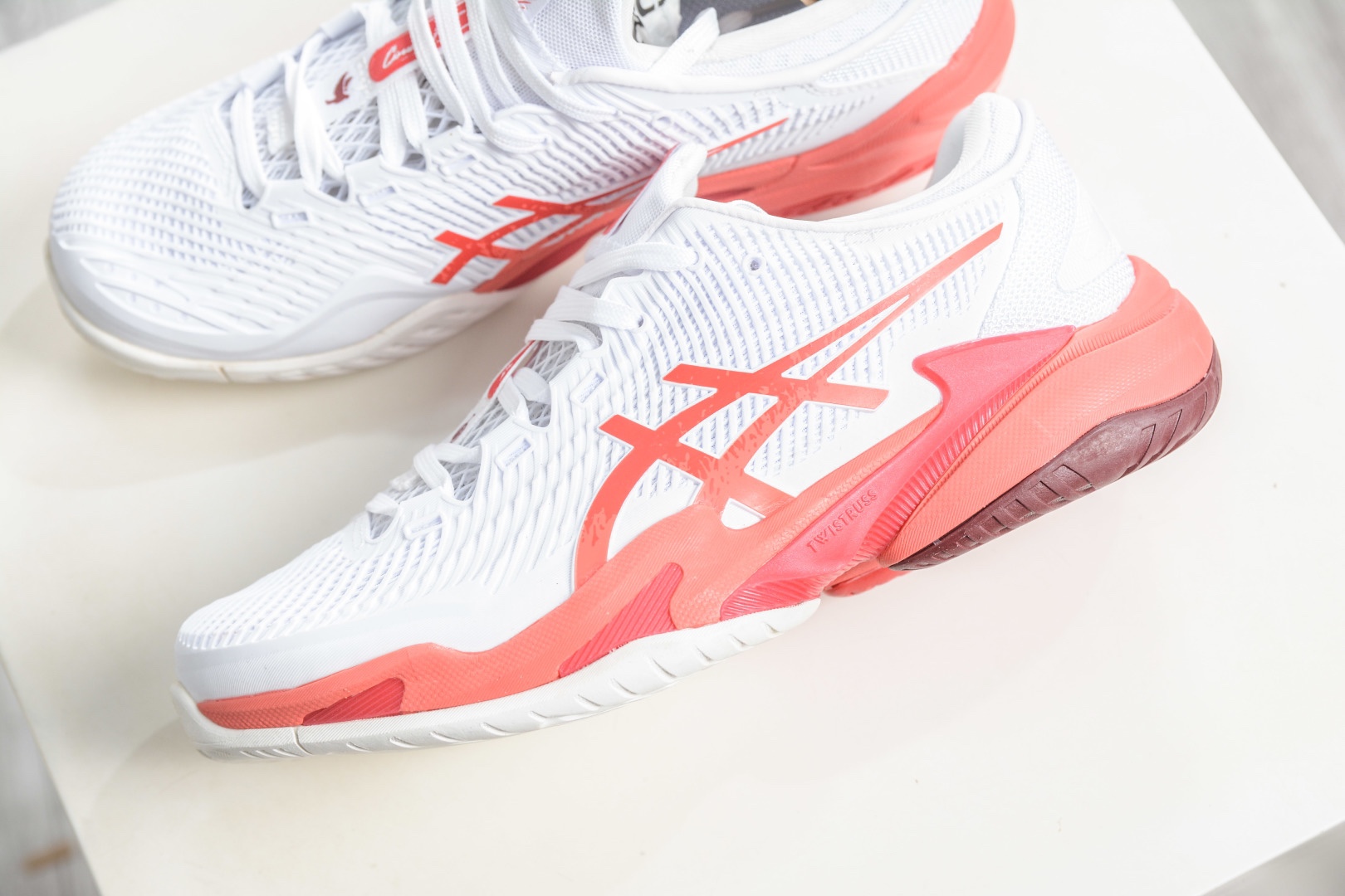 ASICS亞瑟士網球鞋小德球鞋 COURT FF3 NOVAK德約科維奇專業球鞋 專業跑步鞋鞋減震助彈防滑氣跑步鞋 (高幫減震助彈)亞瑟士是專業的跑步鞋款 腳後跟搭載後跟穩定 將啓動時的橫向力化解成縱向力幫助運動員起跳
貨號: 1041A522 966
尺碼: 36 37 37.5 38 39 39.5 40.5 41.5 42 42.5 43.5 44 45 46