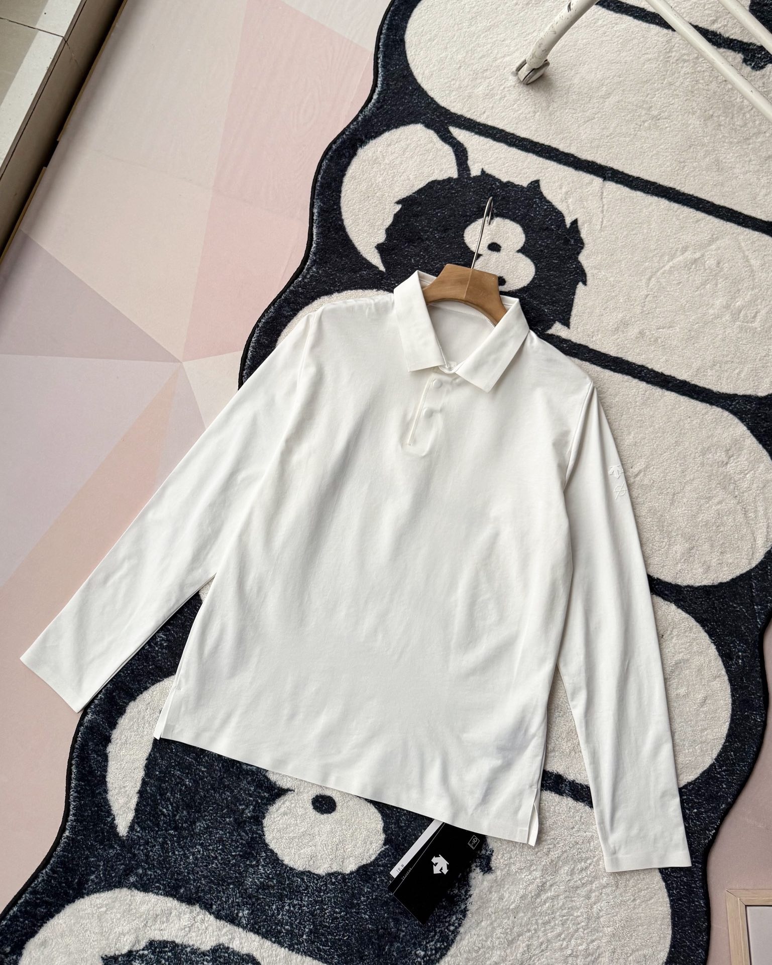 春季新款DESCENTE迪桑特吸濕長袖防曬+抗菌SECOt恤翻領POLO
2026春季新款
大身採用迪桑特自研面料，具有吸濕速乾，UPF215+防曬及Polygiene抑菌功能門襟採用激光切割工藝，結合肩部超聲波貼合工藝，提升細節品質感領口，門襟及下擺均採用熱壓工藝，外觀平整
頻繁穿梭於不同目的地航站樓，美學與實用兼具的著裝是應對高強度，快節奏，多場景工作的基礎。將戶外防護功能面料與都市生活設計剪裁兼容並蓄，實現全日多場景無縫切換讓戶外成為生活的新常態。