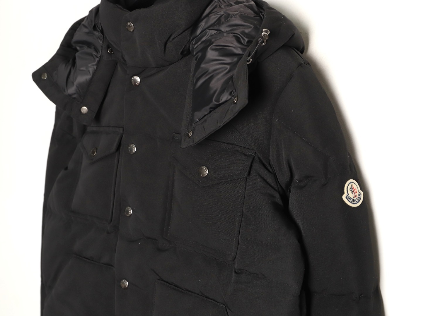 Moncler/蒙口 Gamme Rouge雙口袋連帽羽絨服
Moncler Gamme Rouge男士羽絨服，酒紅色超
有質感，尼龍面料防潑水，90絨填充保暖力滿分
。連帽設計＋金屬按扣，細節控必入！兩個翻蓋
口袋超實用，寬松版型，隨便搭配都很時髦，冬季
出街或戶外都很適合～
A Size:1-5