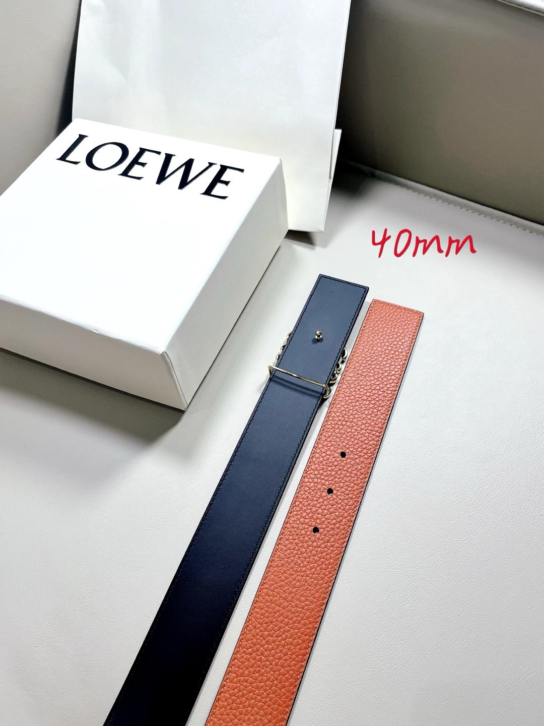 羅意威LoEWE 4.0cm正反兩穿腰帶，選用壓紋牛皮革製成，反復Anagram圖案