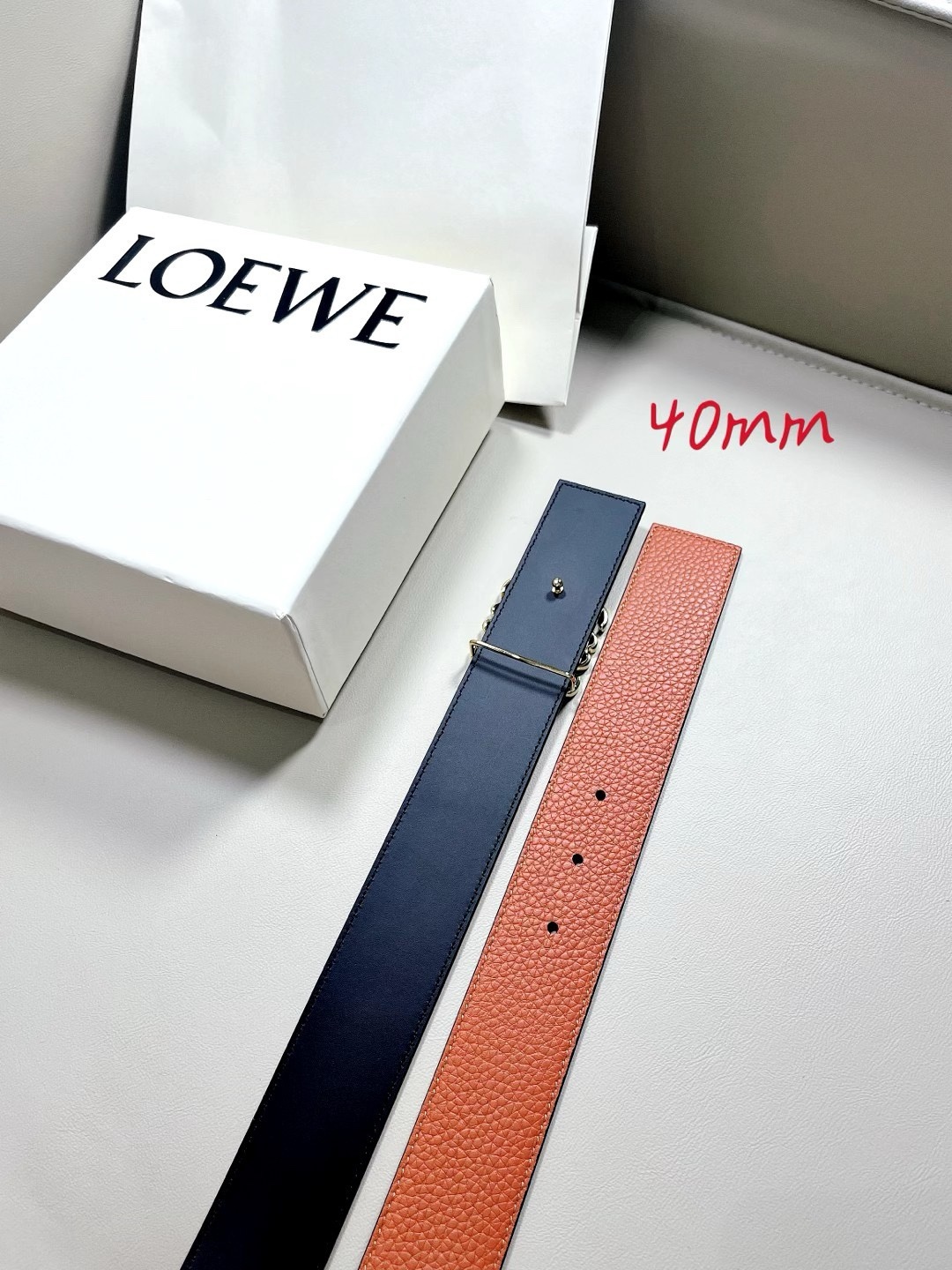 羅意威LoEWE 4.0cm正反兩穿腰帶，選用壓紋牛皮革製成，反復Anagram圖案