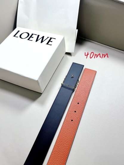 羅意威LoEWE 4.0cm正反兩穿腰帶，選用壓紋牛皮革製成，反復Anagram圖案