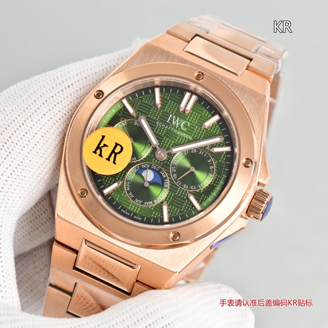 KR新品  萬國工程師系列萬年曆腕表，復刻界最複雜的腕表，所有功能同步原裝，所有功能調節通過把頭控制.
1⃣️【功能介紹】3點鐘位置顯示日曆，9點鐘位置顯示星期，6點鐘月份月相指針顯示。

2⃣️【做工精細】外殼採用原版同樣的三件套結構，中間拉絲，上下殼為拋光，鏡面採用高成本的鍋蓋形藍寶石，使其質感提升。

3⃣️【機芯性能】尺寸41.6mm,機芯採用天津機芯改82600，高效穩定，動力時間長達72小時以上，進行加裝複雜的萬年曆模塊，而且同步所有功能實現同步原裝通過把頭調節。
