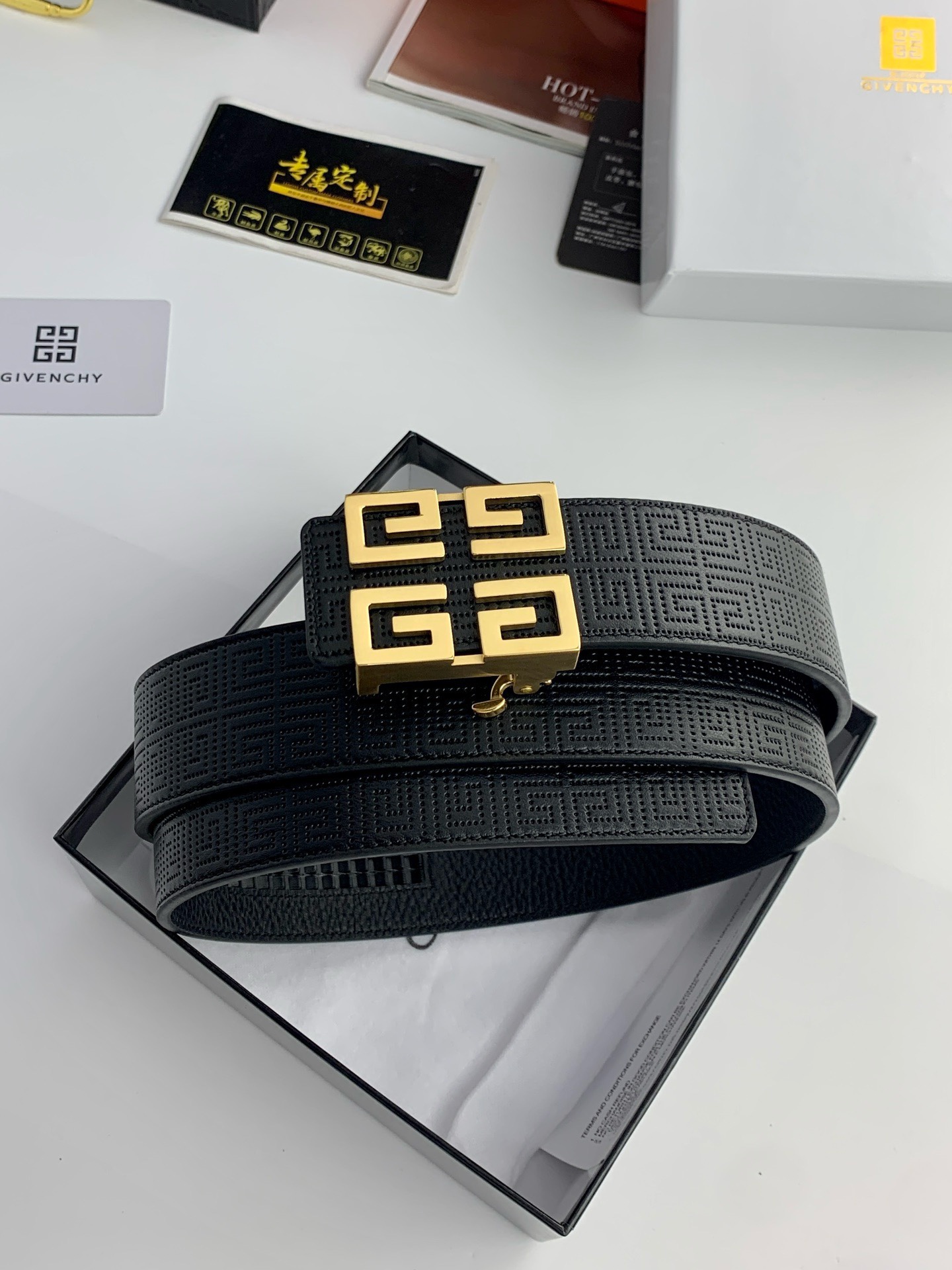 【紀梵希】新款男士 頭層小牛皮黑色壓花腰帶，內襯荔枝紋底，寬38毫米.搭配不鏽鋼經典4G自動扣.商務服裝造型的完美搭配。永恆經典！