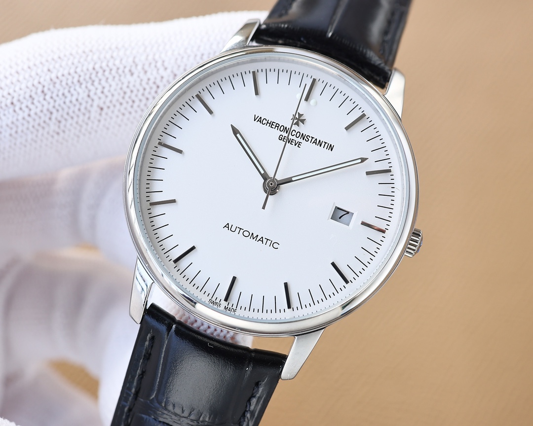 
TW 最新熱門款🔥】江詩.丹頓🆕Vacheron constantin 經典之美品鑒江詩.丹頓傳承系列腕表！
1⃣️團隊歷時9個月精心設計，敢為人先，力求完美，突破多層技術瓶頸💪
2️⃣ 市場獨家最新鍋蓋玻璃材質，超強的3D立體感，超薄工藝，超強夜光，直徑42mm👏
3️⃣款式採用原裝9015®機芯，每小時振頻28800次，零返修®質量✅
4⃣️ 錶盤上採用經典獨家內影，更顯示出這款腕表的華貴氣質🕶
5⃣️ 款式搭配意大利牛皮讓手腕更貼合舒適
   🔥頂級出品 精品不斷🔥