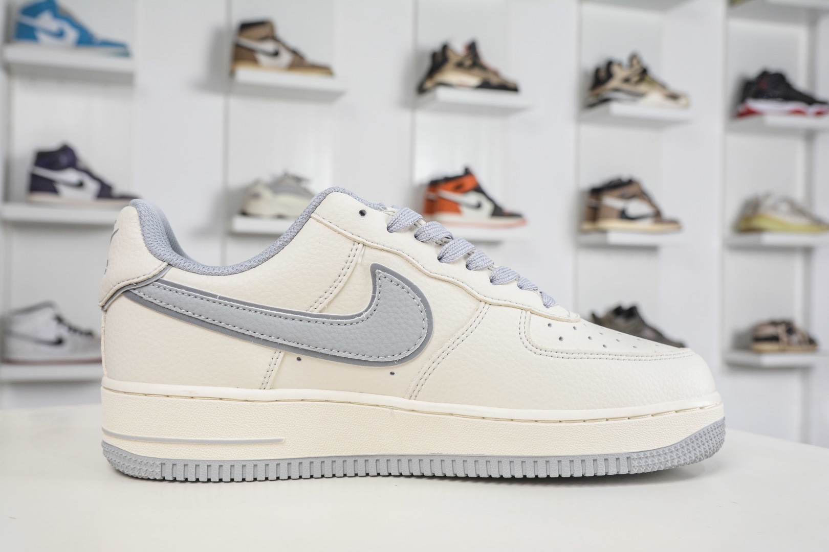 Nike Air Force 1 Low 07 x Supreme SUP聯名-反光灰 
貨號:DD1982 338
Size：36 36.5 37.5 38 38.5 39 40 40.5 41 42 42.5 43 44 44.5 45