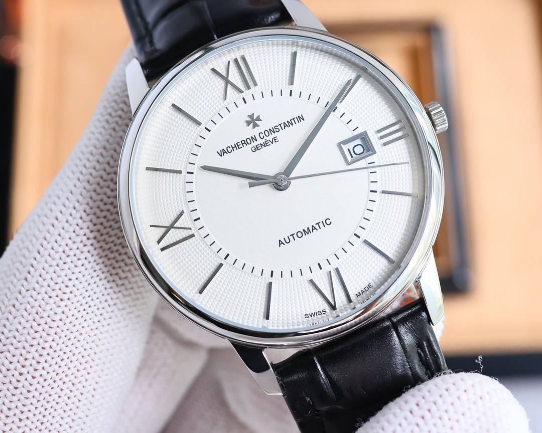 市場最高復刻 V4升級版本 江詩丹頓VC傳承系列85180腕表！
1⃣️【表殼】尺寸40MMX9MM，完美圓形的表殼，搭配微孤式表耳設計，使之更加貼合佩戴者的手腕。每一個成品殼套，都需經過MK嚴格的質量把控，方能還原正品獨特的質感。
2⃣️【機芯】9015鋼輪等部件均由MK制表師精工裝飾，自動擺陀更是鍍有18k金，最大限度呈現原裝精湛的工藝水平。
3⃣️【表鏡】前後兩片藍寶石玻璃鏡面，均有防眩暈鍍膜處理。
4⃣️【錶帶】雙層意大利小牛皮，搭配馬耳他十字針扣🔥AD出品 精品不斷🔥