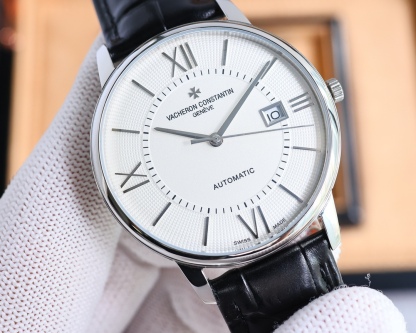 市場最高復刻 V4升級版本 江詩丹頓VC傳承系列85180腕表！
1⃣️【表殼】尺寸40MMX9MM，完美圓形的表殼，搭配微孤式表耳設計，使之更加貼合佩戴者的手腕。每一個成品殼套，都需經過MK嚴格的質量把控，方能還原正品獨特的質感。
2⃣️【機芯】9015鋼輪等部件均由MK制表師精工裝飾，自動擺陀更是鍍有18k金，最大限度呈現原裝精湛的工藝水平。
3⃣️【表鏡】前後兩片藍寶石玻璃鏡面，均有防眩暈鍍膜處理。
4⃣️【錶帶】雙層意大利小牛皮，搭配馬耳他十字針扣🔥AD出品 精品不斷🔥