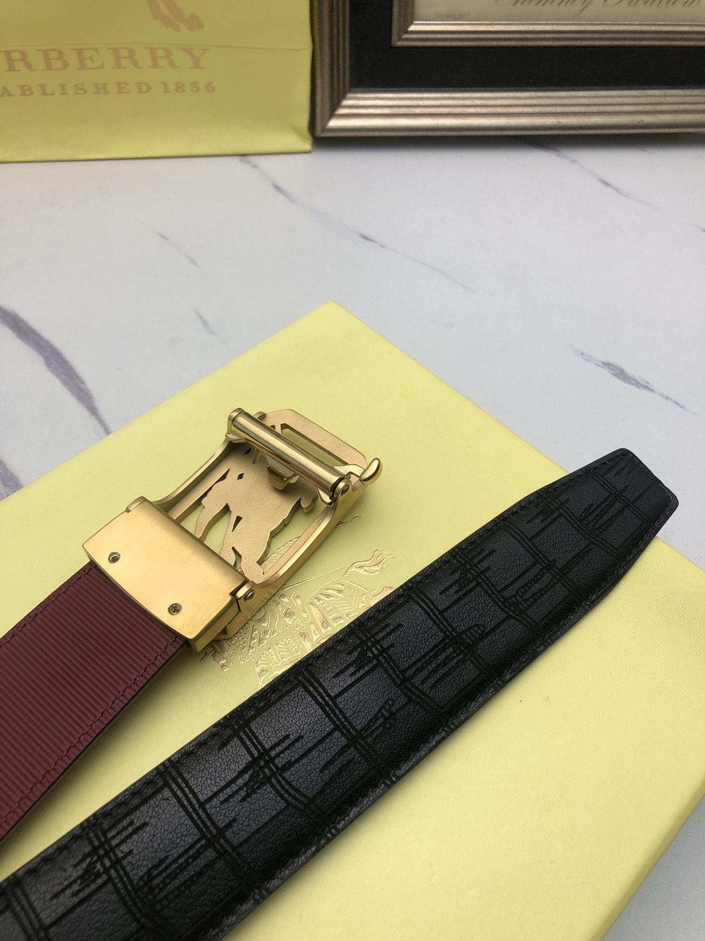 巴寶莉：原單頭層牛皮燙印花紋面，內襯頭層小牛皮底，搭配原單自動扣，可裁剪的自動帶，此款腰帶面雙採用意大利原定廠制進口牛皮帶身 ，對專版櫃足寬3.5