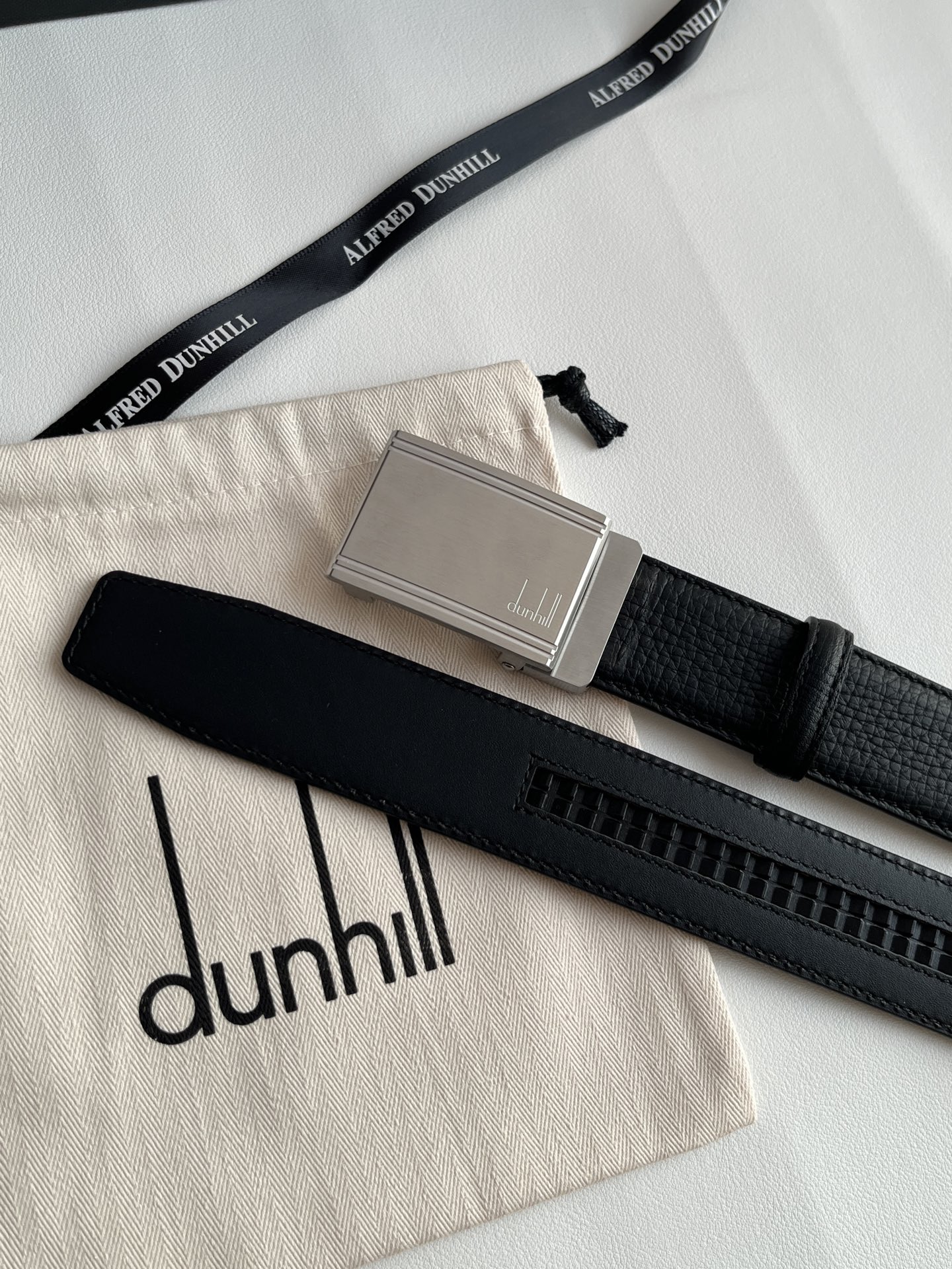 登喜路（Dunhill）是一家英國倫敦的男士奢侈品牌。皮帶以其精湛的工藝和經典的設計，成為男士配飾中的精品。皮帶的質感好、耐用性強，商務休閒百搭款！