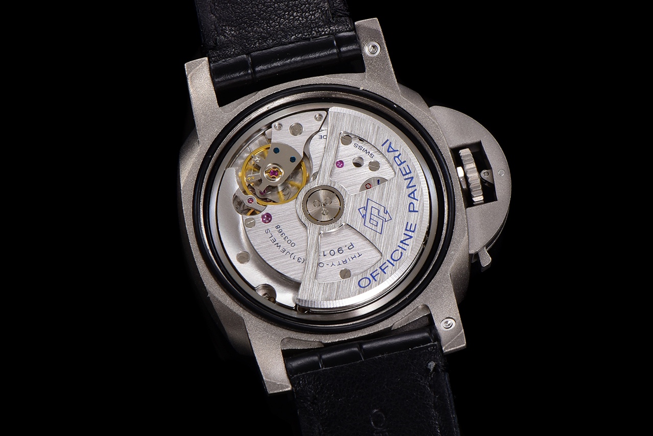 SB限量發行：沛納海廬米諾系列PAM01096腕表，鈦金屬表殼搭配意大利進口小牛皮錶帶，Scafotech TM 材料錶盤，阿拉伯數字及小時標示以白色Super-LumiNova TM 夜光塗層塗覆，綠色夜光顯示。印有特別制訂的「Luna Rossa Challenger 36th America’s Cup」字樣，搭載P.9010/GMT型自動機芯，42毫米。