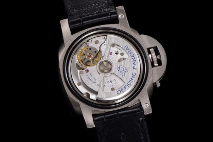 SB限量發行：沛納海廬米諾系列PAM01096腕表，鈦金屬表殼搭配意大利進口小牛皮錶帶，Scafotech TM 材料錶盤，阿拉伯數字及小時標示以白色Super-LumiNova TM 夜光塗層塗覆，綠色夜光顯示。印有特別制訂的「Luna Rossa Challenger 36th America’s Cup」字樣，搭載P.9010/GMT型自動機芯，42毫米。