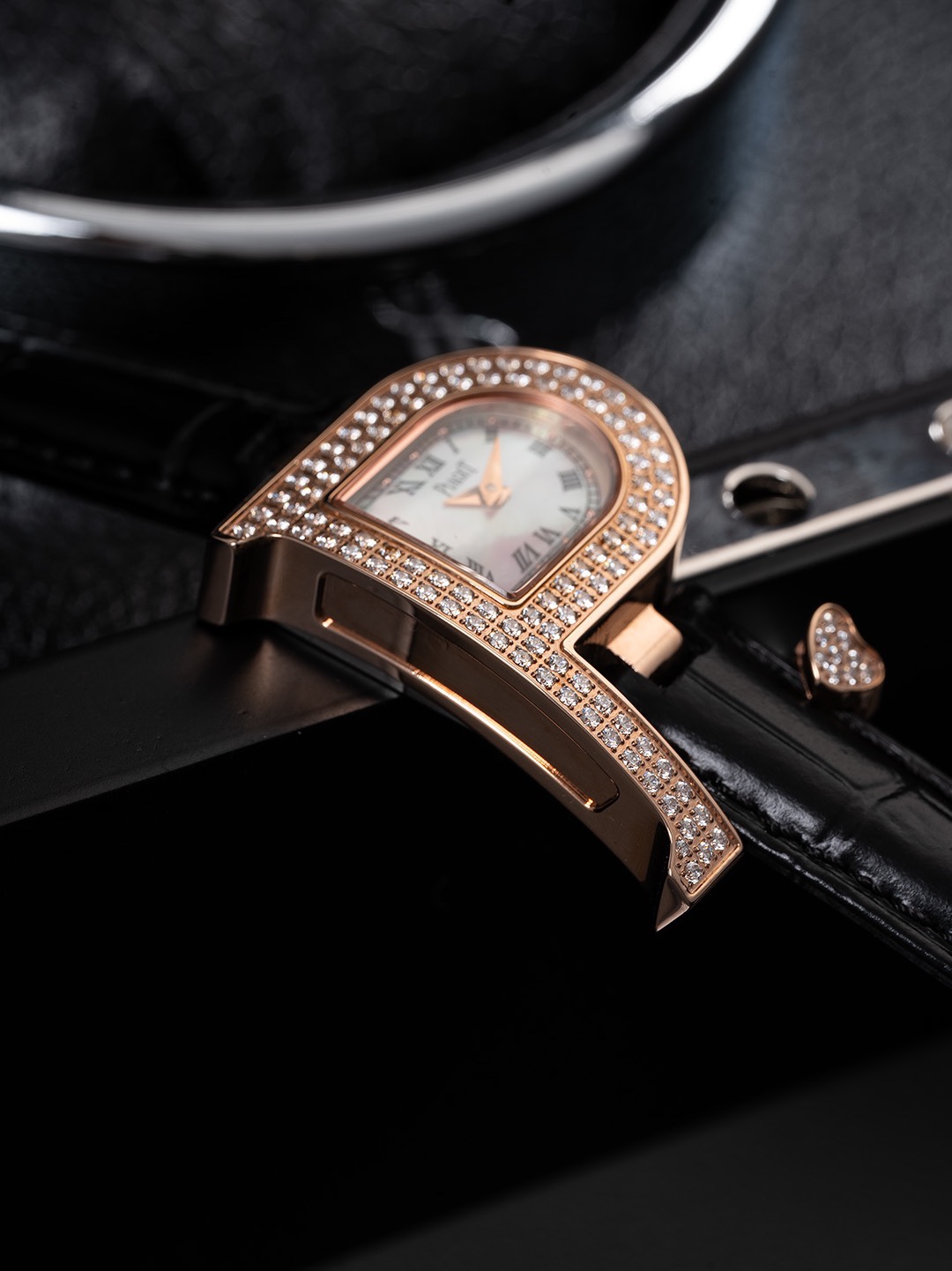 🎀終極修正版已到貨 ，全面到貨🎀🎀🎀」Piaget伯爵做為全世界最著名的頂級珠寶品牌 Piaget從未讓那些傾慕其品牌設計元素的炒粉們失望過，值得推薦的是本次由日本.Tokyo東京銀座 做為主辦初展，推出的The theme is meeting  love  遇見愛情系列更是在推出後，不到11個小時就被哄搶而光，經典的P字形品牌設計元素與丘比特愛神之箭竟能結合的如此恰到好處，成為了繼LIMELIGHT Gala和Black-TIE黑帶系列又一經典美作，腕表的細節方面