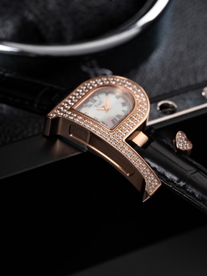 🎀終極修正版已到貨 ，全面到貨🎀🎀🎀」Piaget伯爵做為全世界最著名的頂級珠寶品牌 Piaget從未讓那些傾慕其品牌設計元素的炒粉們失望過，值得推薦的是本次由日本.Tokyo東京銀座 做為主辦初展，推出的The theme is meeting  love  遇見愛情系列更是在推出後，不到11個小時就被哄搶而光，經典的P字形品牌設計元素與丘比特愛神之箭竟能結合的如此恰到好處，成為了繼LIMELIGHT Gala和Black-TIE黑帶系列又一經典美作，腕表的細節方面