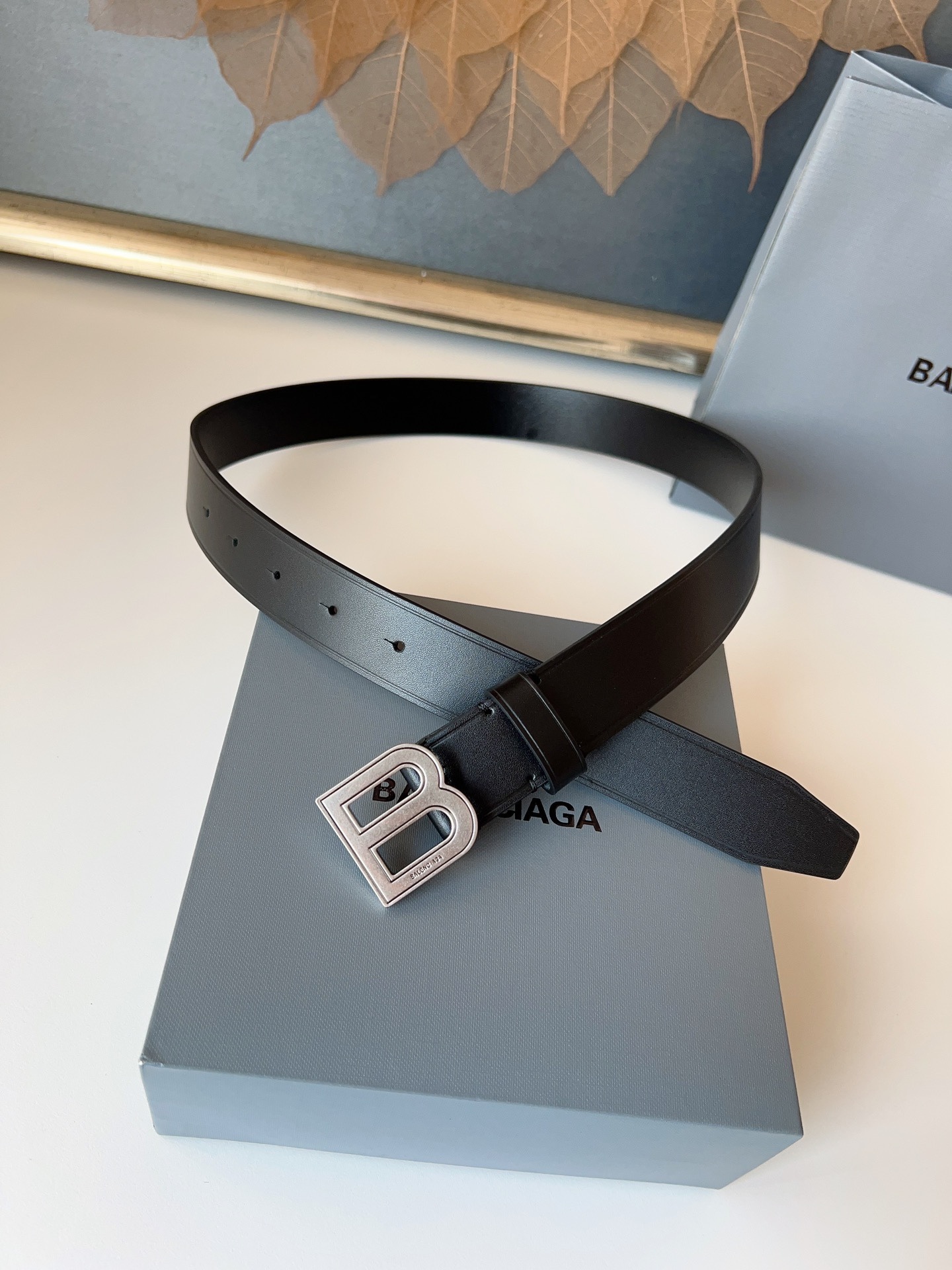 巴黎世家（Balenciaga）寬度3.0cm 是法國的奢侈品牌，作為時尚界最具影響力品牌之一的地位。設計師源於：都市時尚潮流獨特的設計風格，採用進口小牛皮製作；搭配純銅復古五金，使其更具魅力。值得擁有的百搭精品！