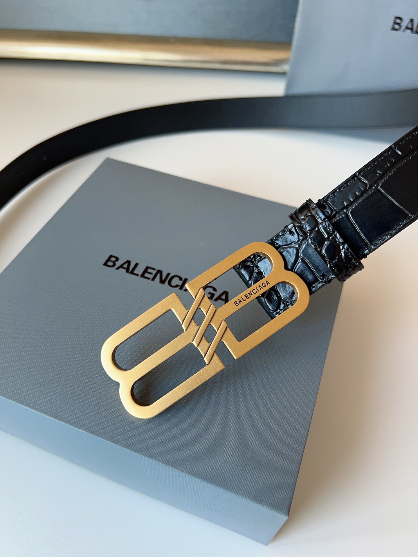 巴黎世家（Balenciaga）寬度3.0cm 是法國的奢侈品牌，作為時尚界最具影響力品牌之一的地位。設計師源於：都市時尚潮流獨特的設計風格，採用進口小牛皮製作；搭配純銅復古五金，使其更具魅力。值得擁有的百搭精品！