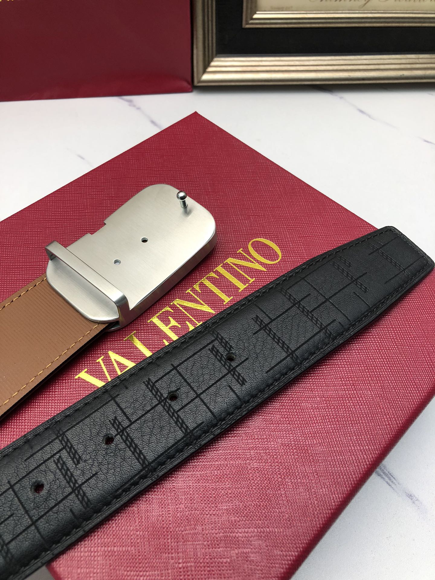 華倫天奴：原單頭層小牛皮燙印花紋，內襯平紋牛皮底，營造織紋外觀。飾以標誌原單扣。專櫃寬度4.0