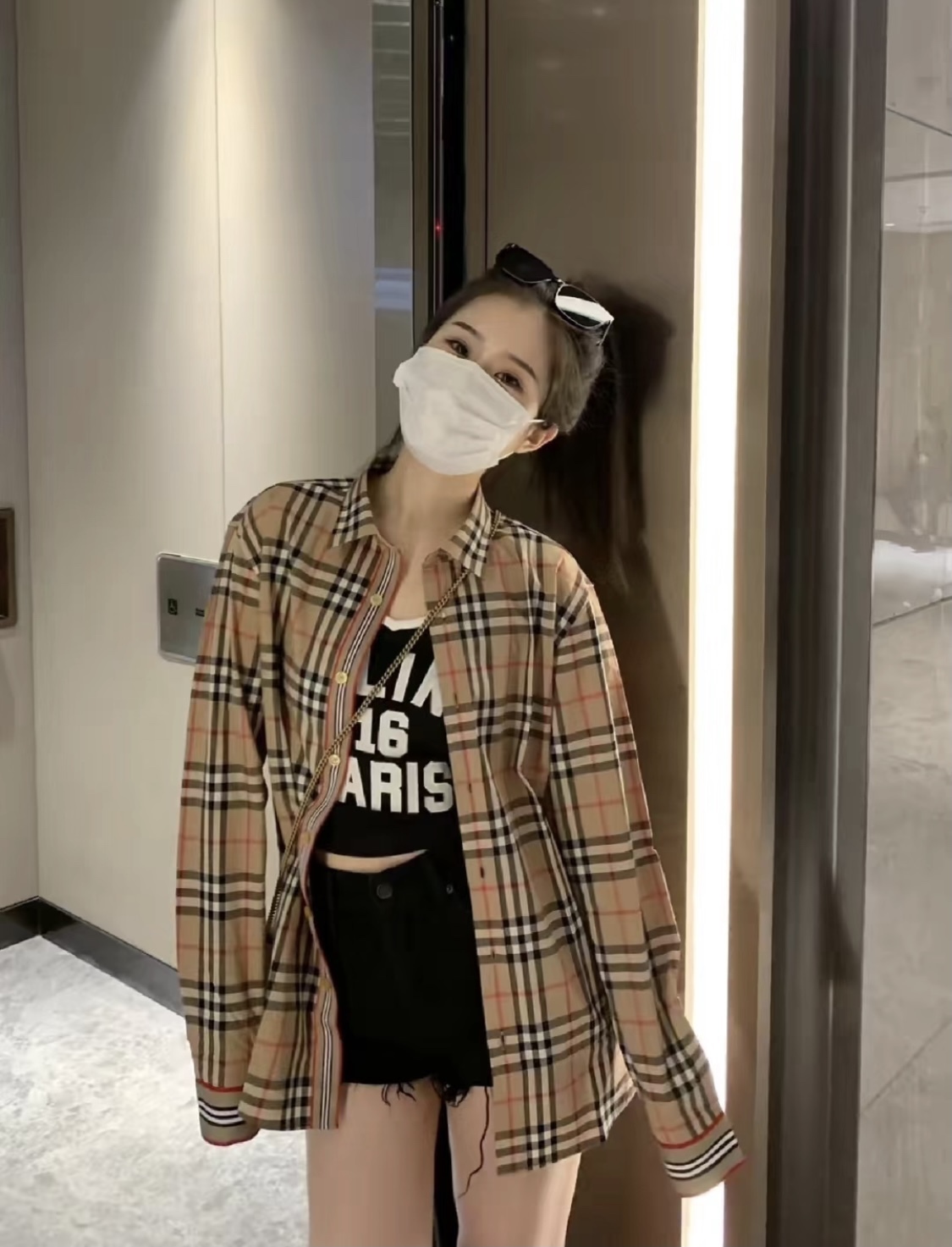 Burberry/巴寶莉 門襟袖口織帶格紋棉質長袖襯衫
面料採用雙股80支梭織斜紋面料，格紋對位，紗線定織定染，
每個獨立的尺碼都是定位裁片，前幅，口袋，
袖子等部位都是對格對位的，工序複製，費時費料，
採用純天然珍珠貝殼紐扣，洗水嘜定制，多處手工一片一片激光剪裁對位，
所有工序，用料都是ZP做法，區別市面一眼假版本
裝飾品牌典藏 復古大格紋，BUR粉絲的衣櫥珍藏款式,尤其是對於忠實的BUR粉來說，
此款更是絕對不能錯過的珍寶級別產物！
顏色：門襟袖口織帶
S Size：S-XL