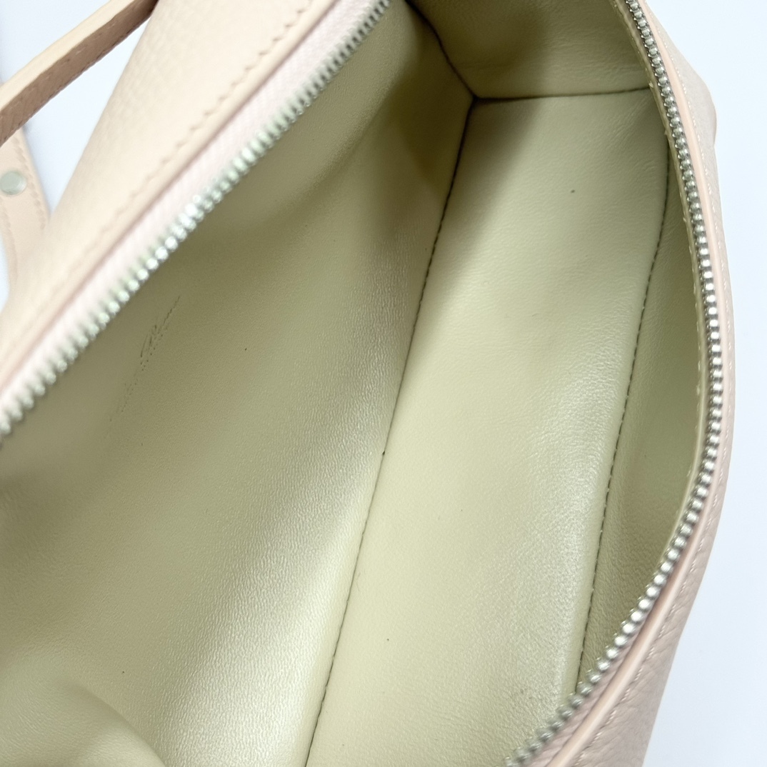 𝓛𝓸𝓻𝓸 𝓟𝓲𝓪𝓷𝓪諾悠翩雅
𝑬𝒙𝒕𝒓𝒂 𝑷𝒐𝒄𝒌𝒆𝒕 𝑳𝟏𝟗 
這是一款大開口結構的功能性設計的手拿包，經典風格和簡約設計的組合體。包身採用進口原廠小牛皮材質，輕微的錘紋呈現優雅的紋理，內里採用進口原廠小羊皮。皮革手柄和可拆卸肩帶，可打造出不同背法實用百搭。雙向拉鍊開合，搭配My Charms銀色金屬掛飾。（LP特級全鋼配件五金）
size：11×19×6.5cm
貨號：FAN4046
配套全套專櫃禮盒包裝🎁