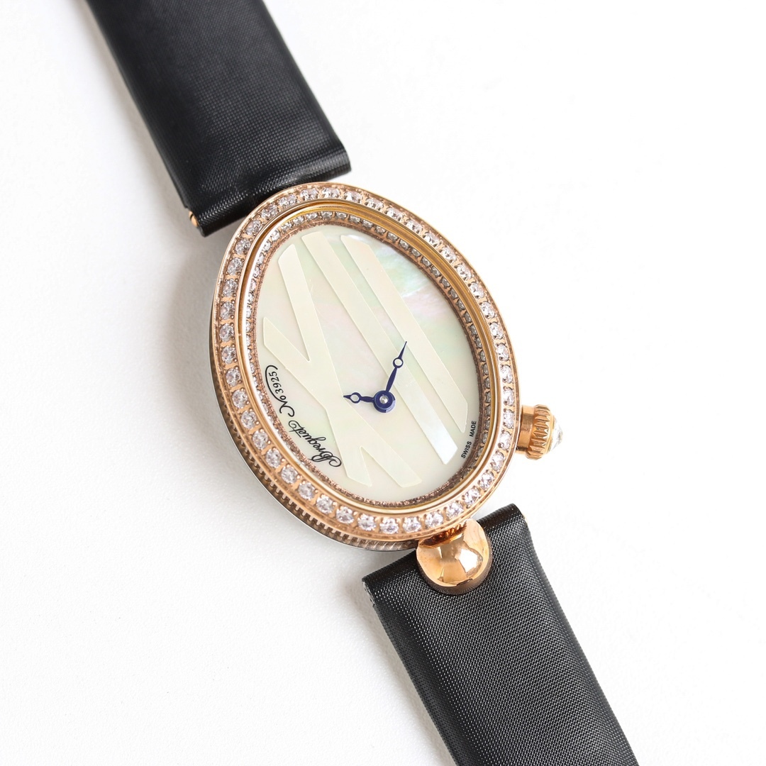 AW廠出品。那不勒斯王后系列REINE DE NAPLES[色]高品質女士瑞士石英機芯女表、
圓弧形的錶盤採用閃閃發光的白色天然母貝製成，錶盤上的羅馬數字“XII”則採用白色天然母貝製成，以細木鑲嵌工藝固定於錶盤之上。母貝材質脆弱易碎，因此在細木鑲嵌工藝中尤為棘手，可謂名副符其實的傑作。